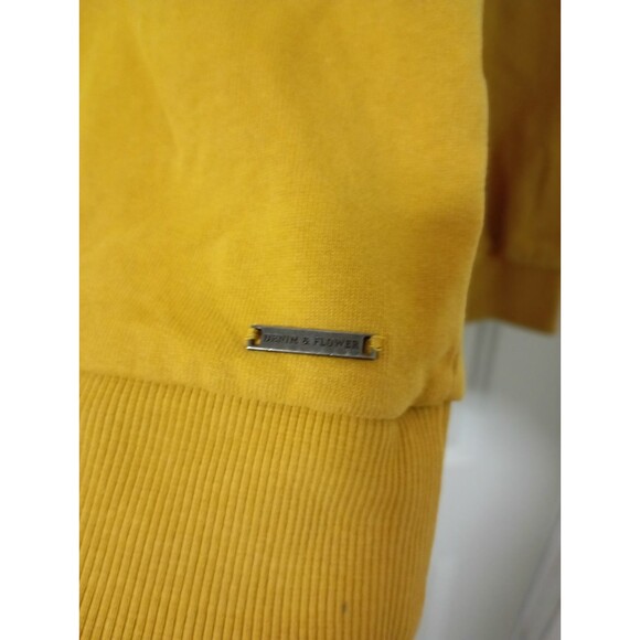 Denim & Flower Sweater Men And Women's Size S mustard color - Picture 4 of 12